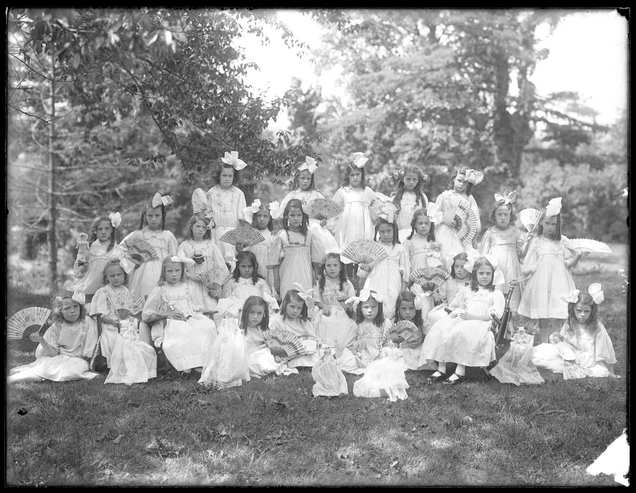 Retrato de grupo de meninas não identificadas, provavelmente o asilo órfão católico romano, Kingsbridge, Bronx, c.1910 de William Davis Hassler