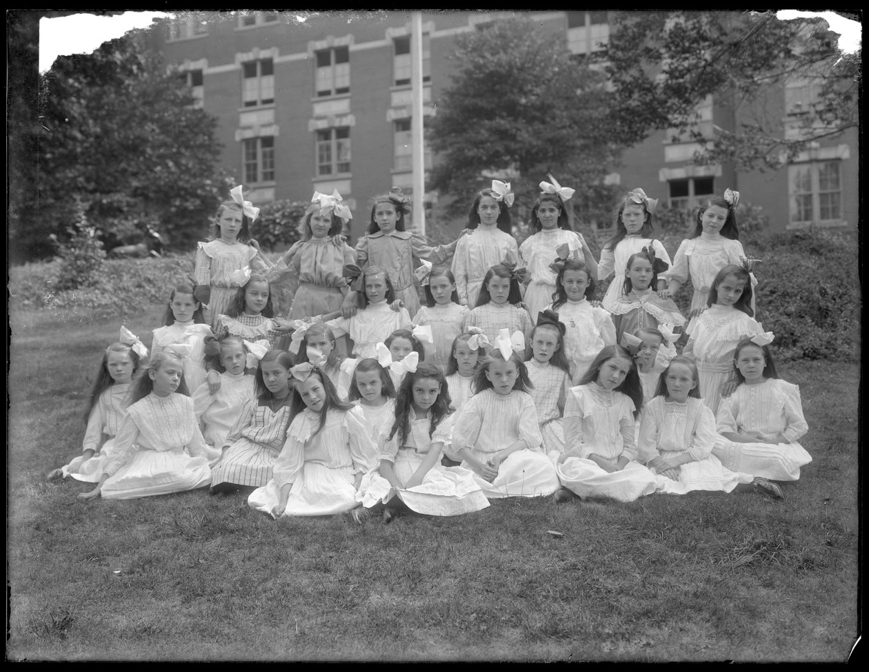 Retrato de grupo de meninas não identificadas, provavelmente o asilo órfão católico romano, Kingsbridge, Bronx, c.1910 de William Davis Hassler