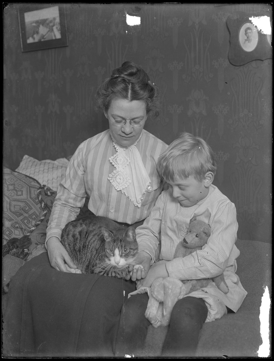 Harriet E. Hassler e William Gray Hassler, sentado com gato malhado (Reddy) e ursinho de pelúcia, c.1911 de William Davis Hassler