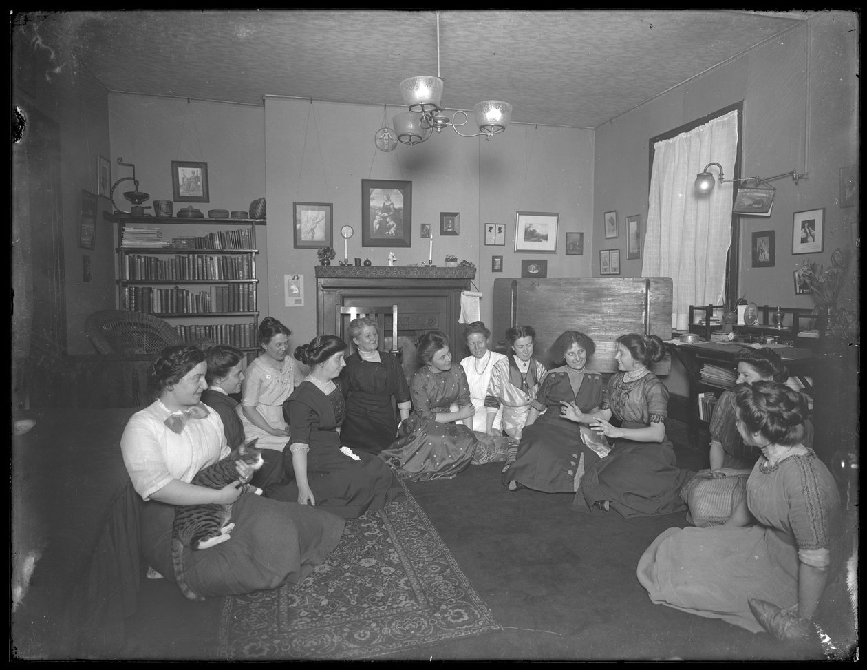 Harriet E. Hassler com um grupo de mulheres jovens, 206 W. 13th Street, Nova York, c.1912 de William Davis Hassler