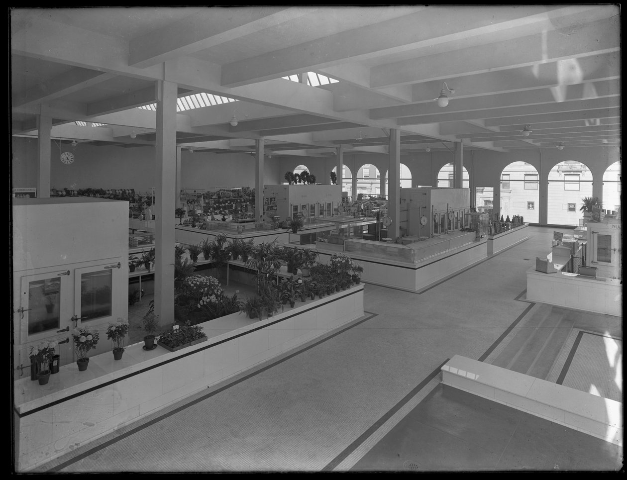 Vista interior de alto ângulo do 95th Street Market, Nova York, 25 de outubro de 1915 de William Davis Hassler