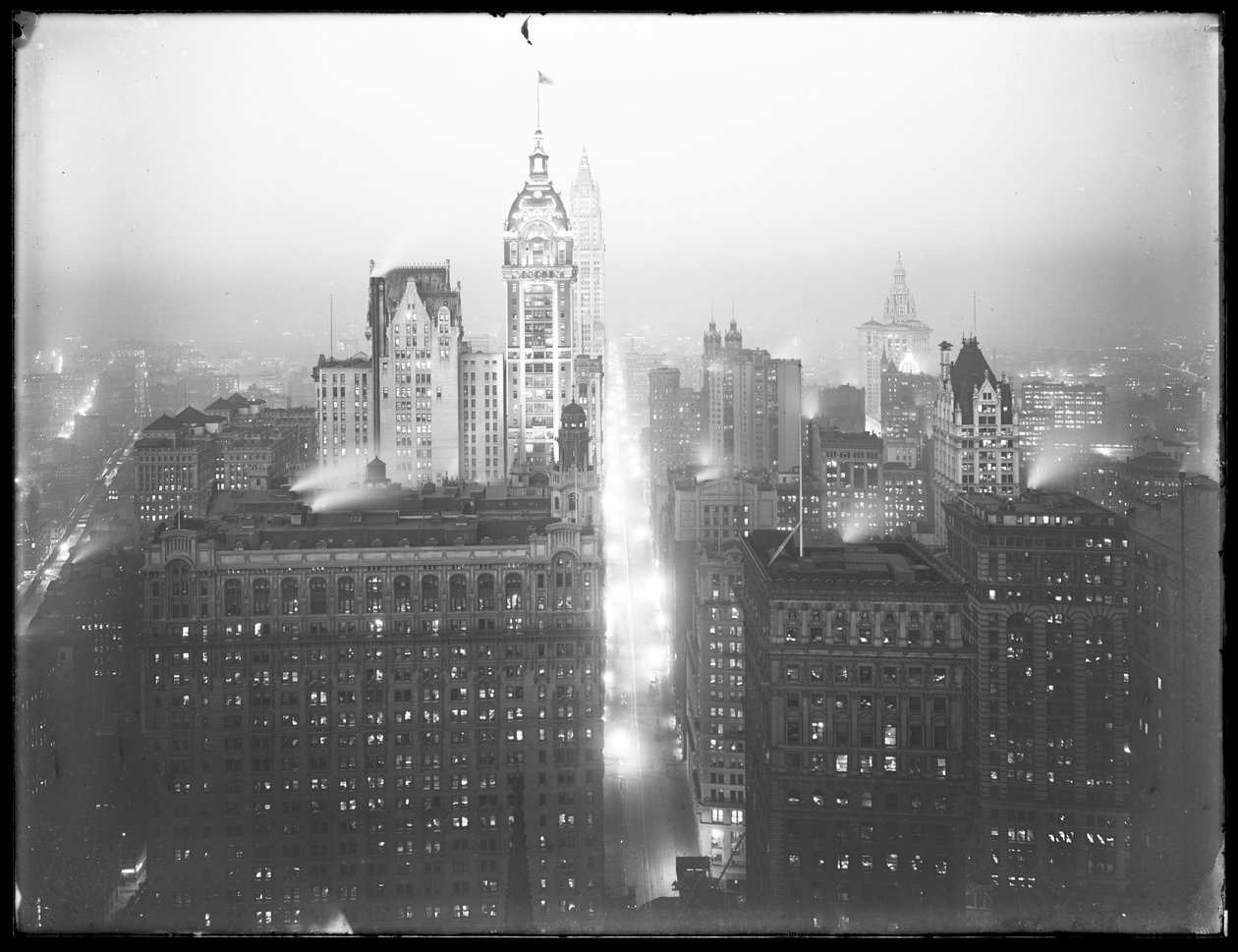 Alto ângulo de visão noturna enevoada da parte baixa de Manhattan olhando para o norte, com o Edifício Singer, o Edifício Woolworth e o Edifício Municipal visíveis, c.1913 de William Davis Hassler