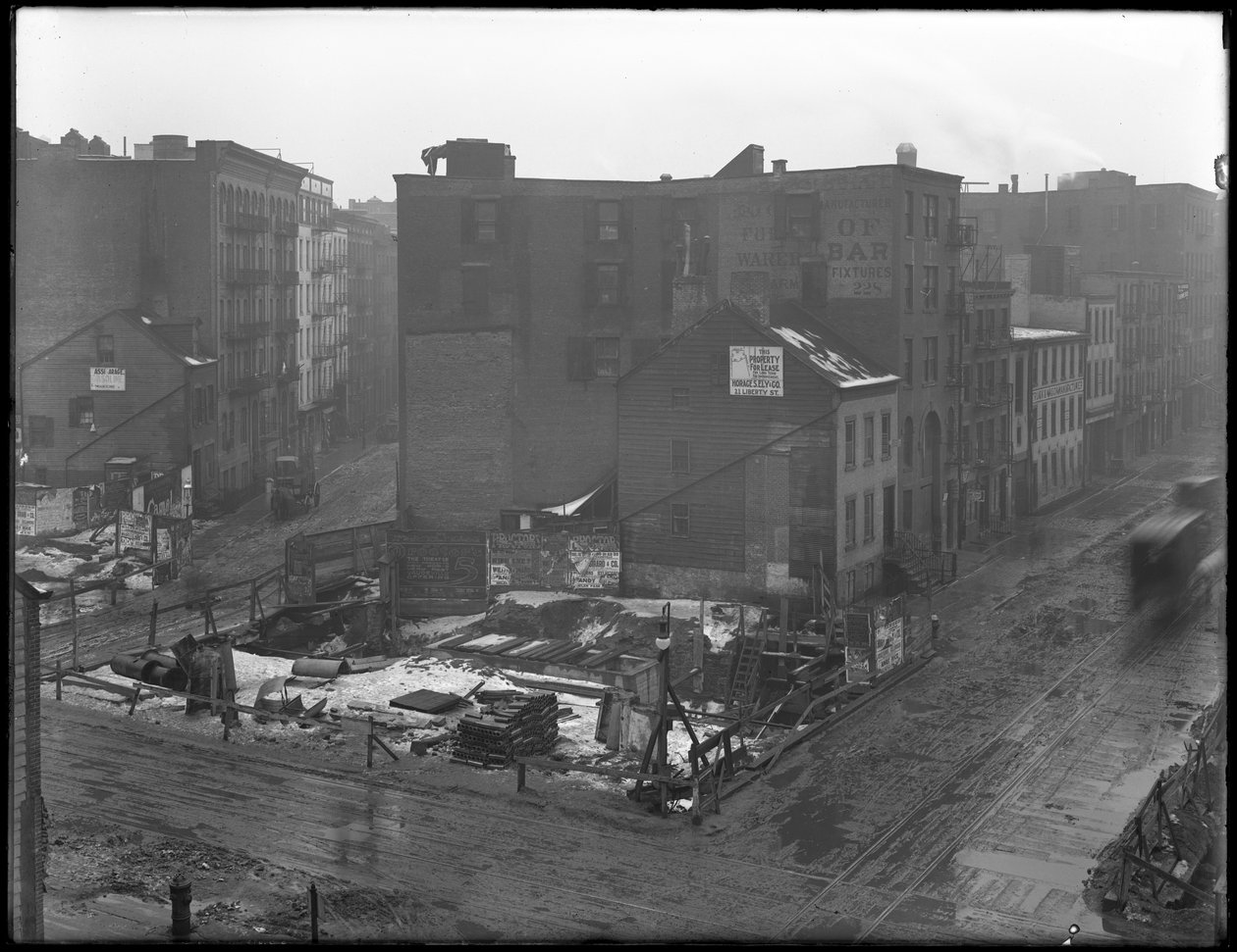 Vista de alto ângulo dos cruzamentos de Downing Street, West Houston Street e Varick Street, Nova York, 18 de fevereiro de 1916 de William Davis Hassler