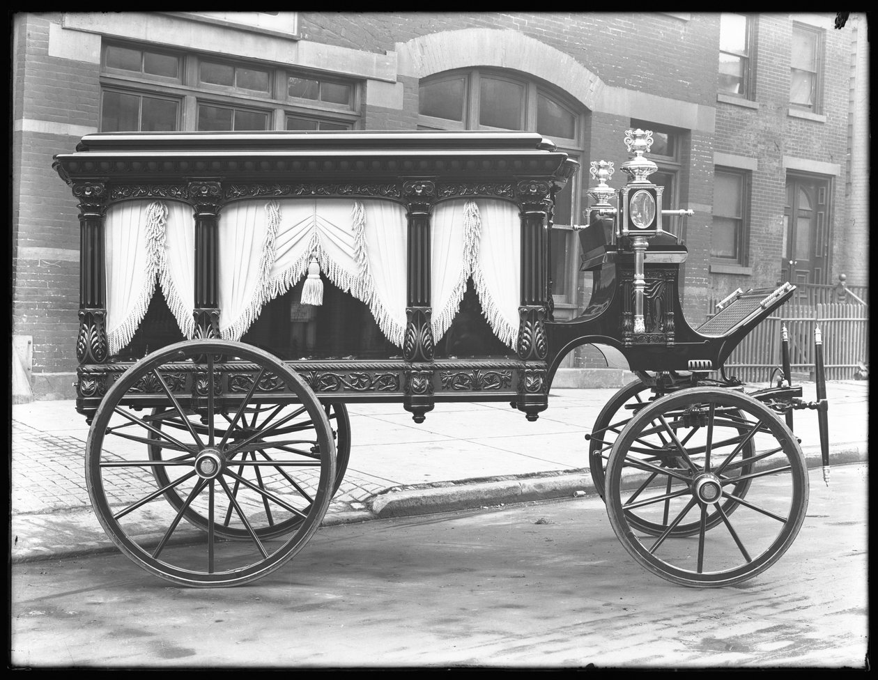 Carro funerário puxado por cavalos pertencente à FS York, estacionado na W. 145th Street (ou E. 145th Street), Nova York, 1º de dezembro de 1914 de William Davis Hassler