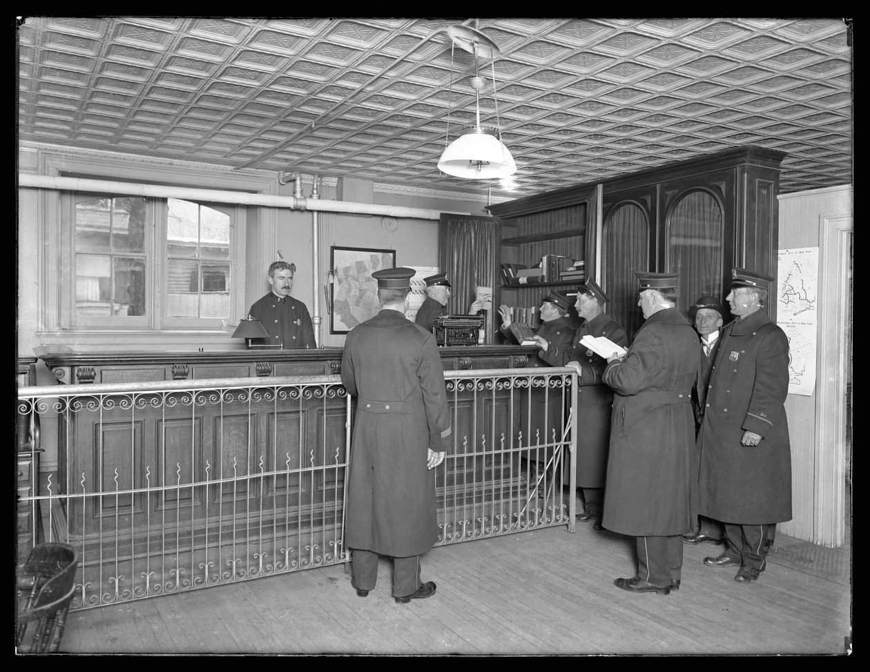 Interior, de, não identificado, delegacia polícia, mostrando, oficiais, e, escrivaninha dianteira, c.1913-14 de William Davis Hassler