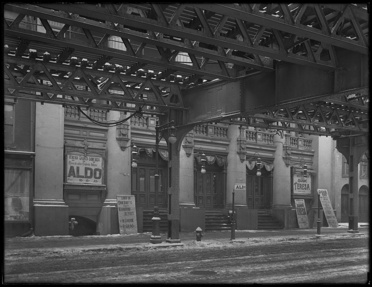 Sinais italianos em frente ao Teatro Thalia, 46 Bowery, Nova York, março de 1916 de William Davis Hassler