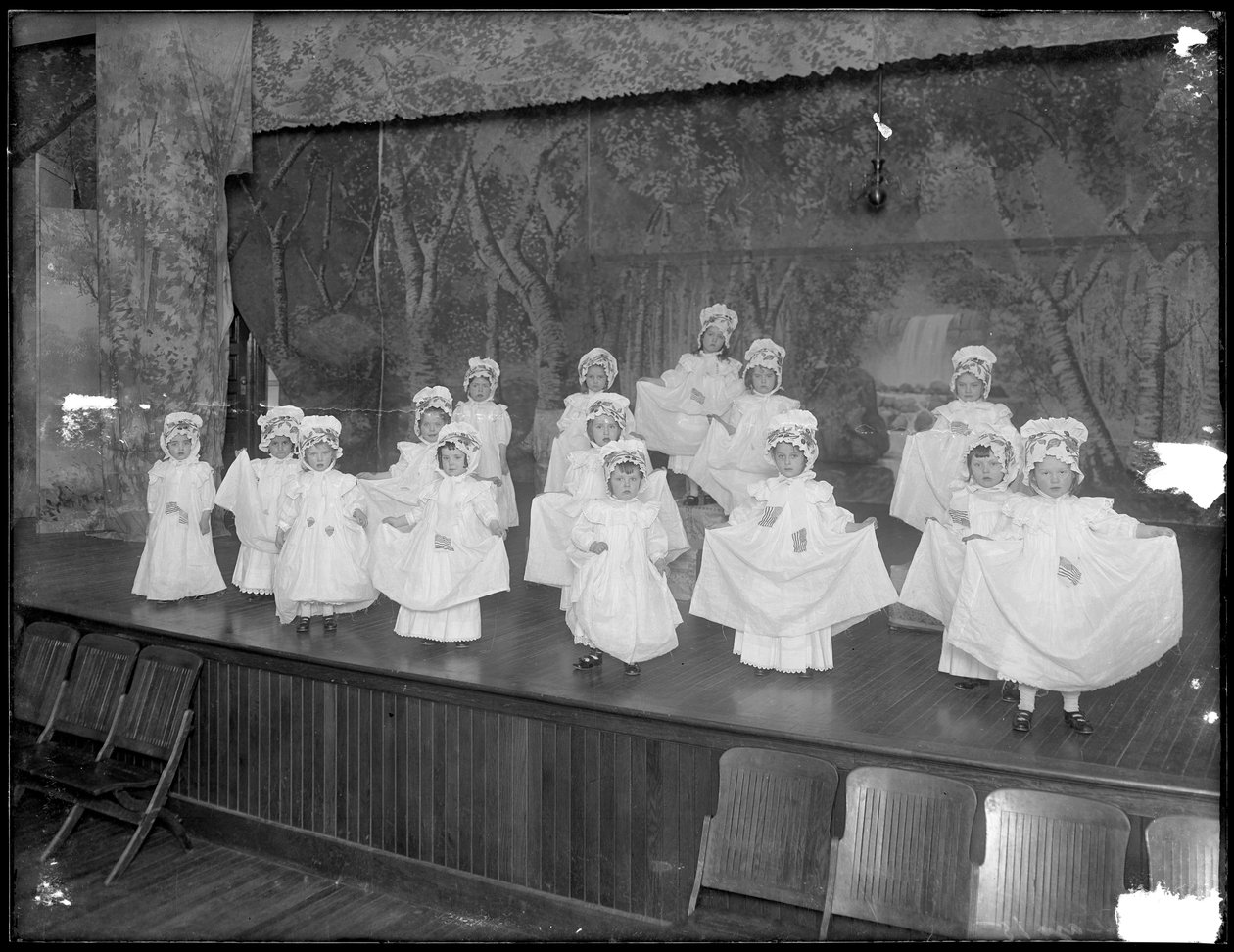 Kindergarteners no palco: muito pequenas meninas executam em um pequeno palco, provavelmente o católico romano Orphan Asylum, Kingsbridge, Bronx, c.1911 de William Davis Hassler