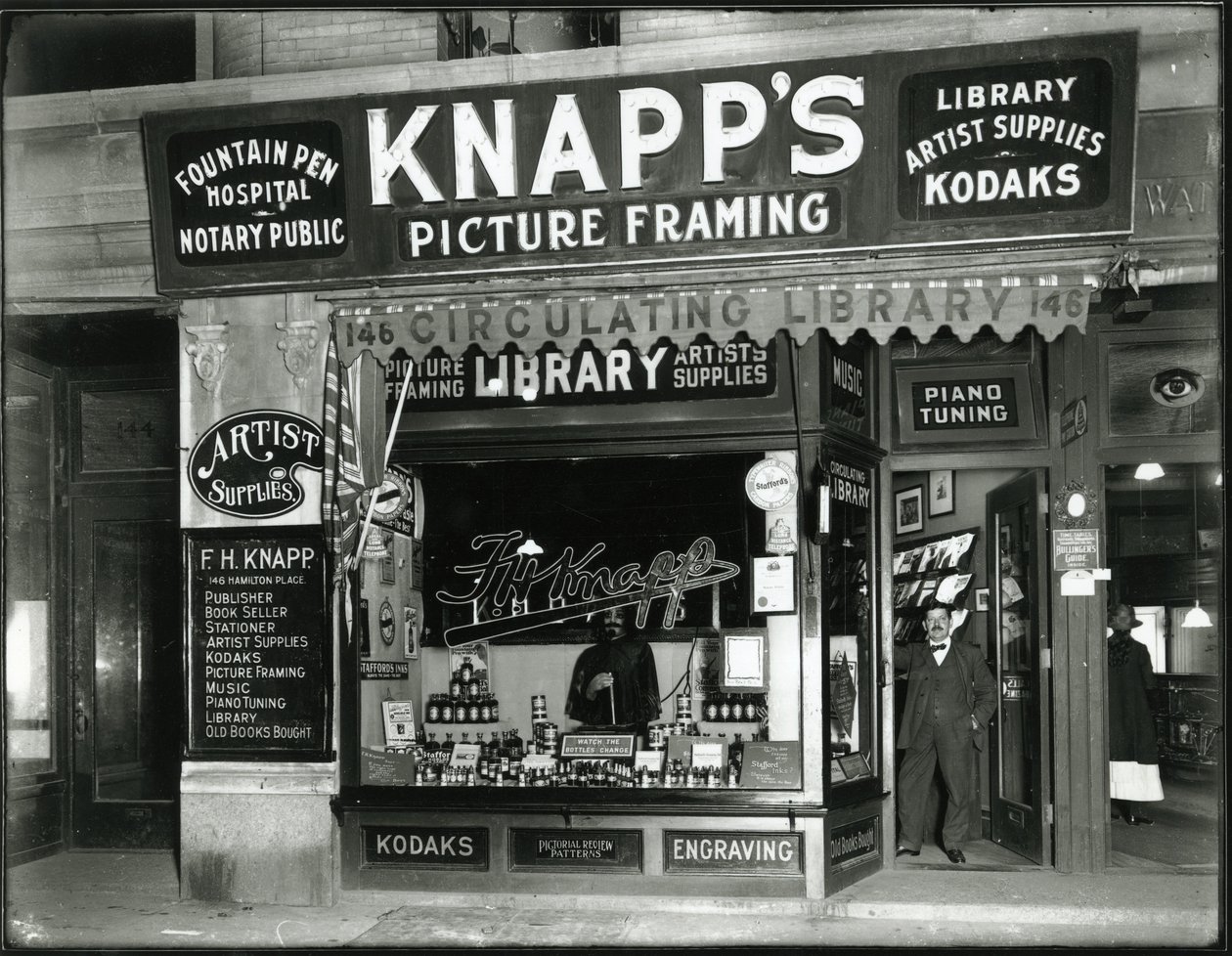 Moldura de Quadro de Knapp, Stafford Inc. Vitrine, 146 Hamilton Place, 1914 de William Davis Hassler
