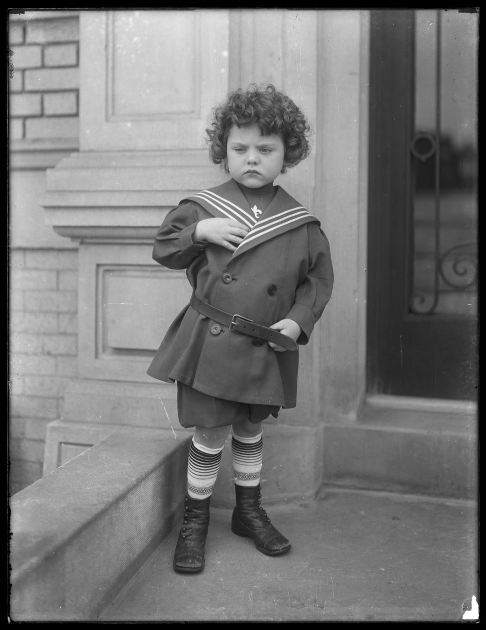 Menino, marinheiro, paleto, frente, stoop, vermilyea, avenida, apartamento, predios, c.1913 de William Davis Hassler