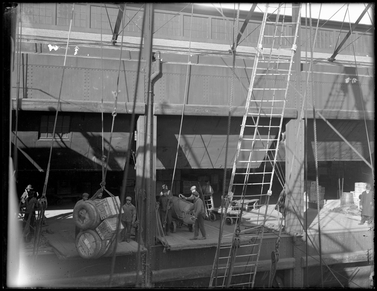 Carregando um navio a vapor do convés superior, Chelsea Piers, Nova York, 1912 de William Davis Hassler