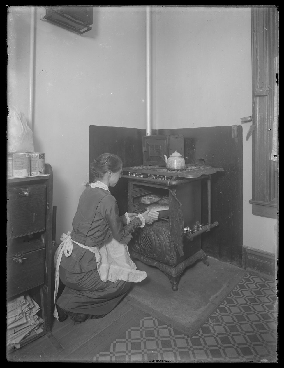 Miss Bates tirando pão do forno, c.1913 de William Davis Hassler