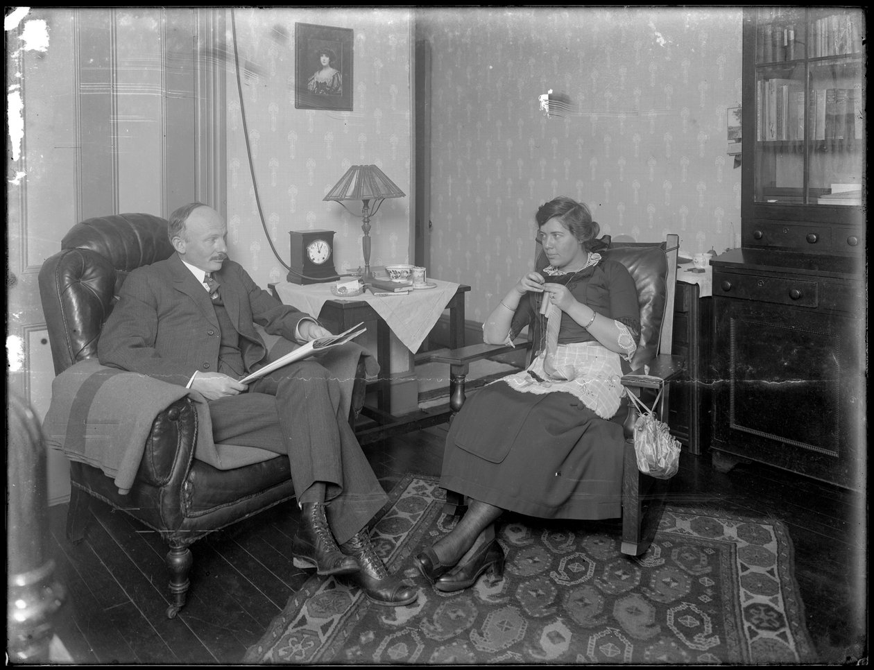 Sr. e Sra. Austin Norris em sala de estar não identificada, c.1912 de William Davis Hassler