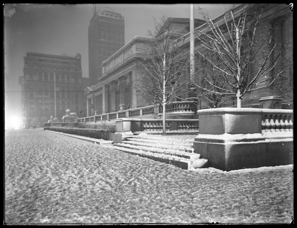 Vista noturna da fachada da Quinta Avenida do principal ramo da Biblioteca Pública de Nova York na neve, 42nd Street e Fifth Avenue, Nova York, 6 de março de 1915 de William Davis Hassler