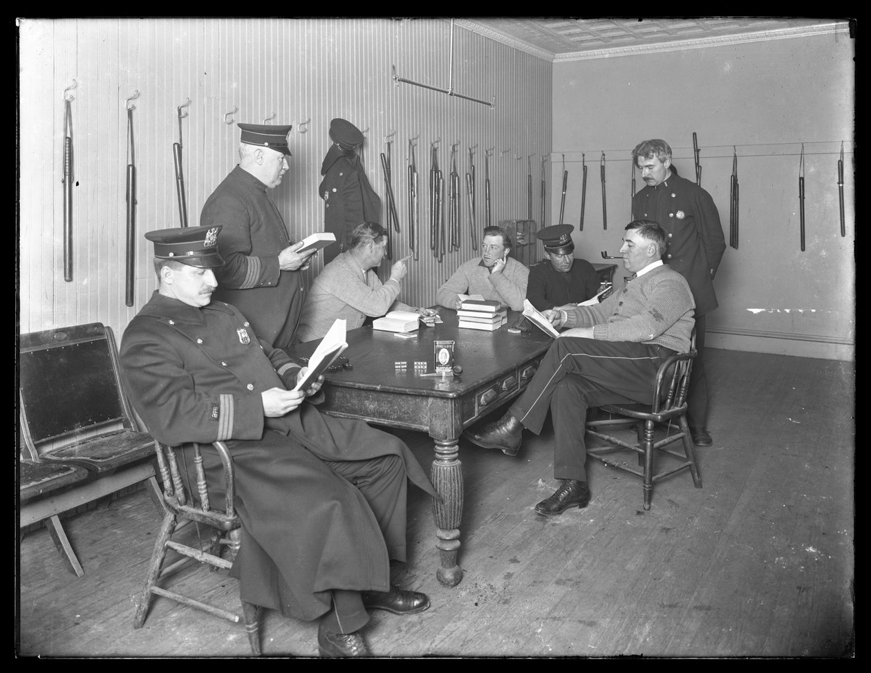 Oficiais relaxantes em uma delegacia de polícia não identificada, c.1913-14 de William Davis Hassler