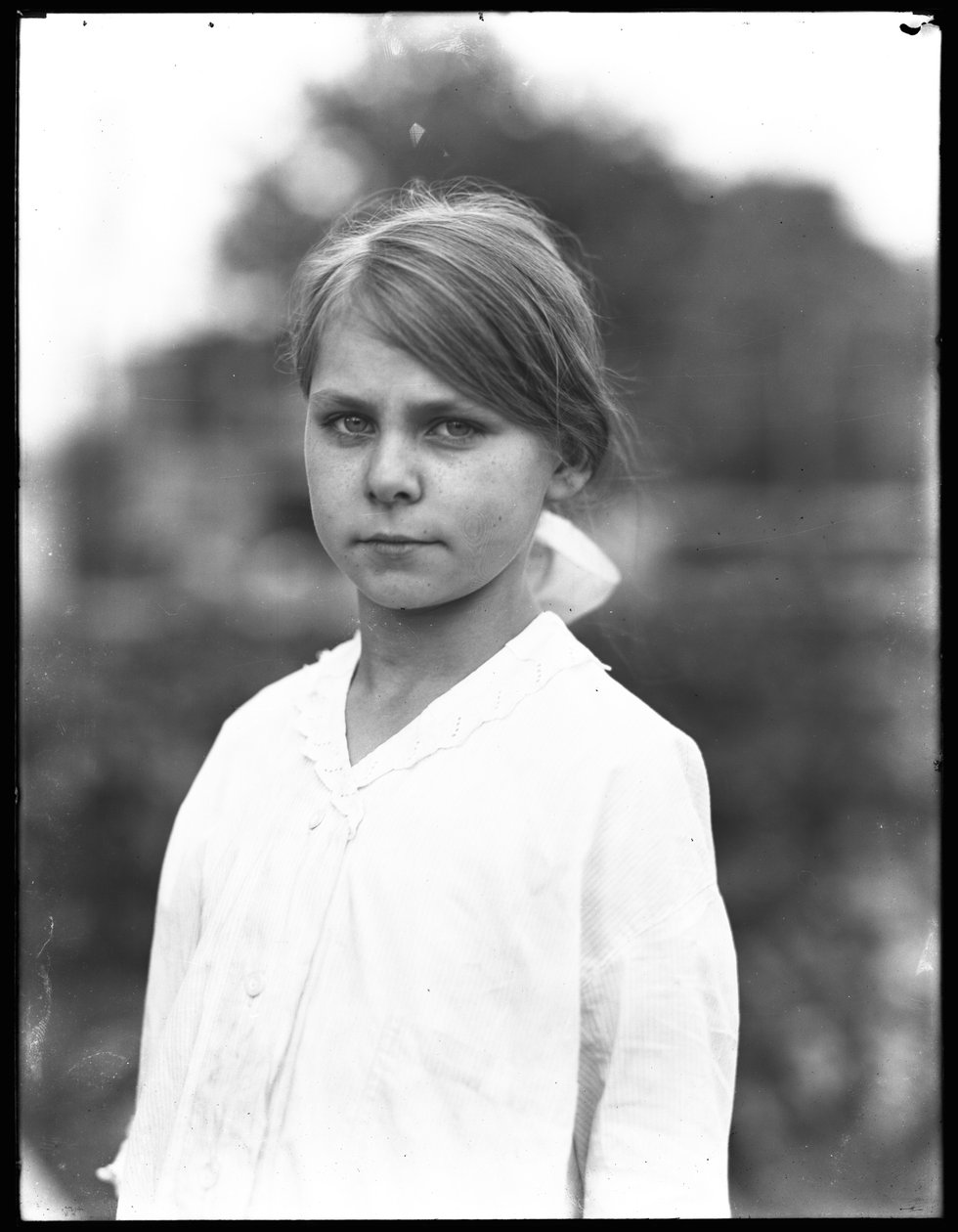 Tiro ao ar livre retrato de uma menina não identificada em um vestido branco, de julho de 1915 de William Davis Hassler
