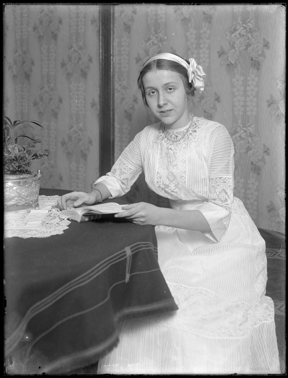 Retrato de &39;Batta&39;, jovem mulher sentada com um livro, c.1912 de William Davis Hassler