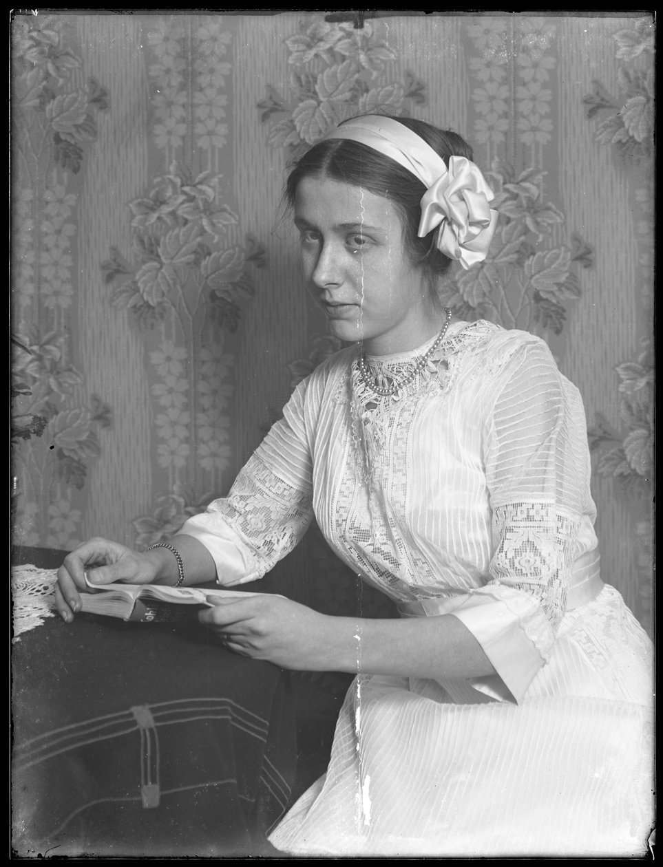 Retrato de &39;Batta&39;, jovem mulher sentada com um livro, c.1912 de William Davis Hassler