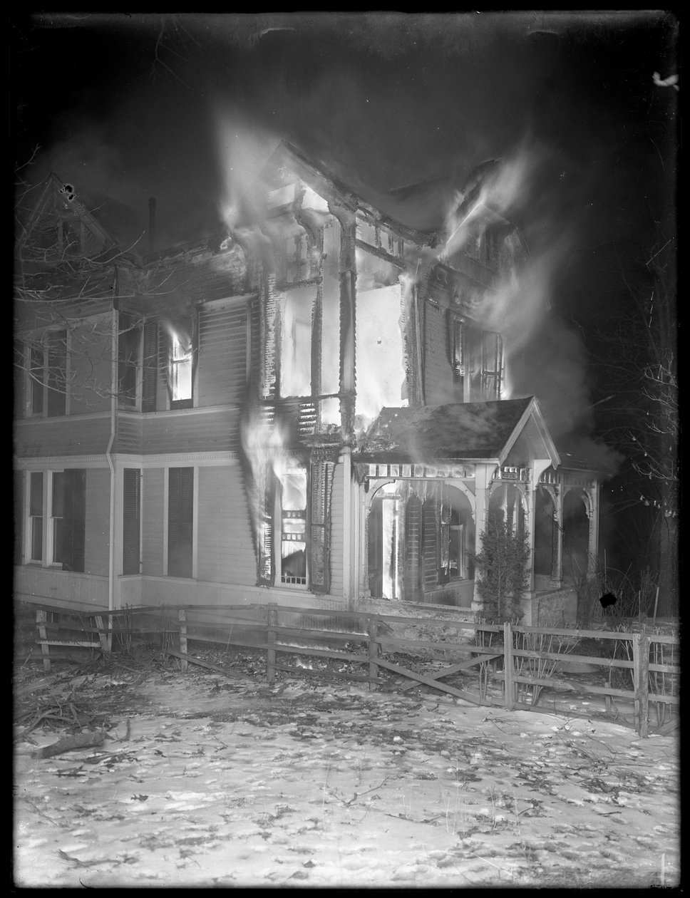 Prescott Cottage fogo à noite, Inwood Hill, 1914 de William Davis Hassler