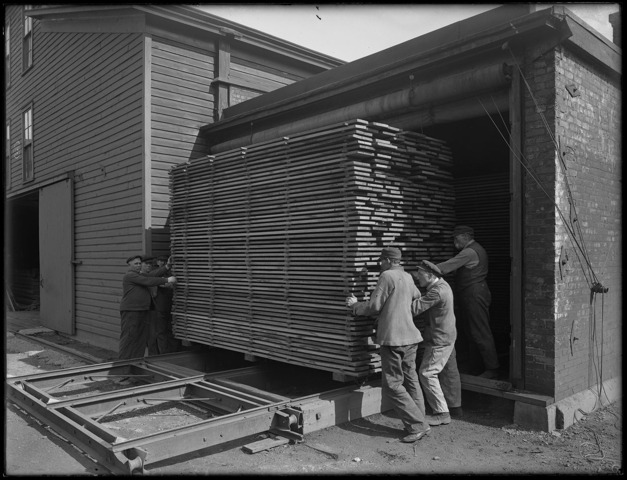 Remoção de madeira destinada ao uso na fabricação de caixões do forno seco, Oneida, Nova York, 3 de abril de 1916 de William Davis Hassler