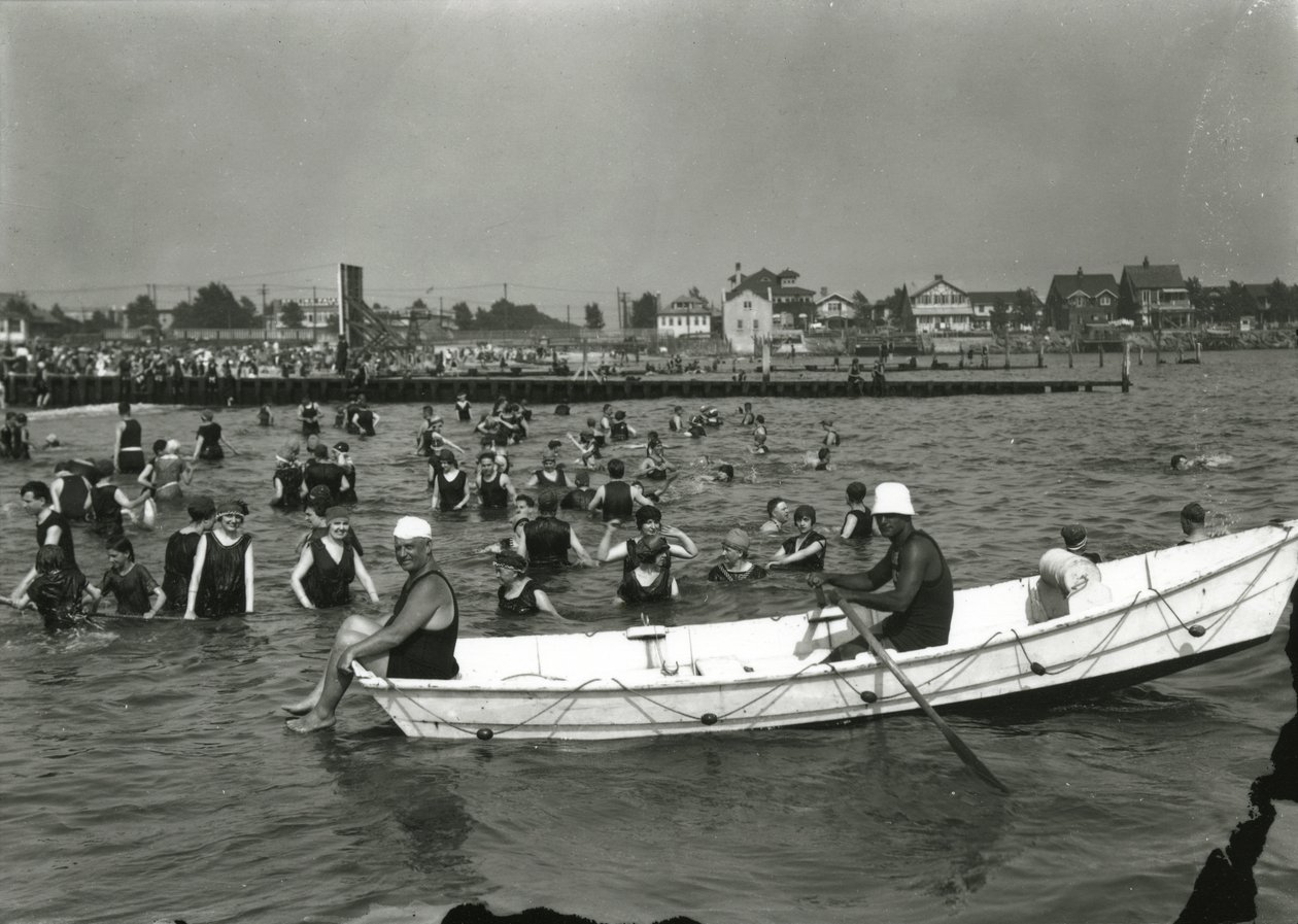 Barco a remos e nadadores na água, Coney Island, c.1910-21 de William Davis Hassler