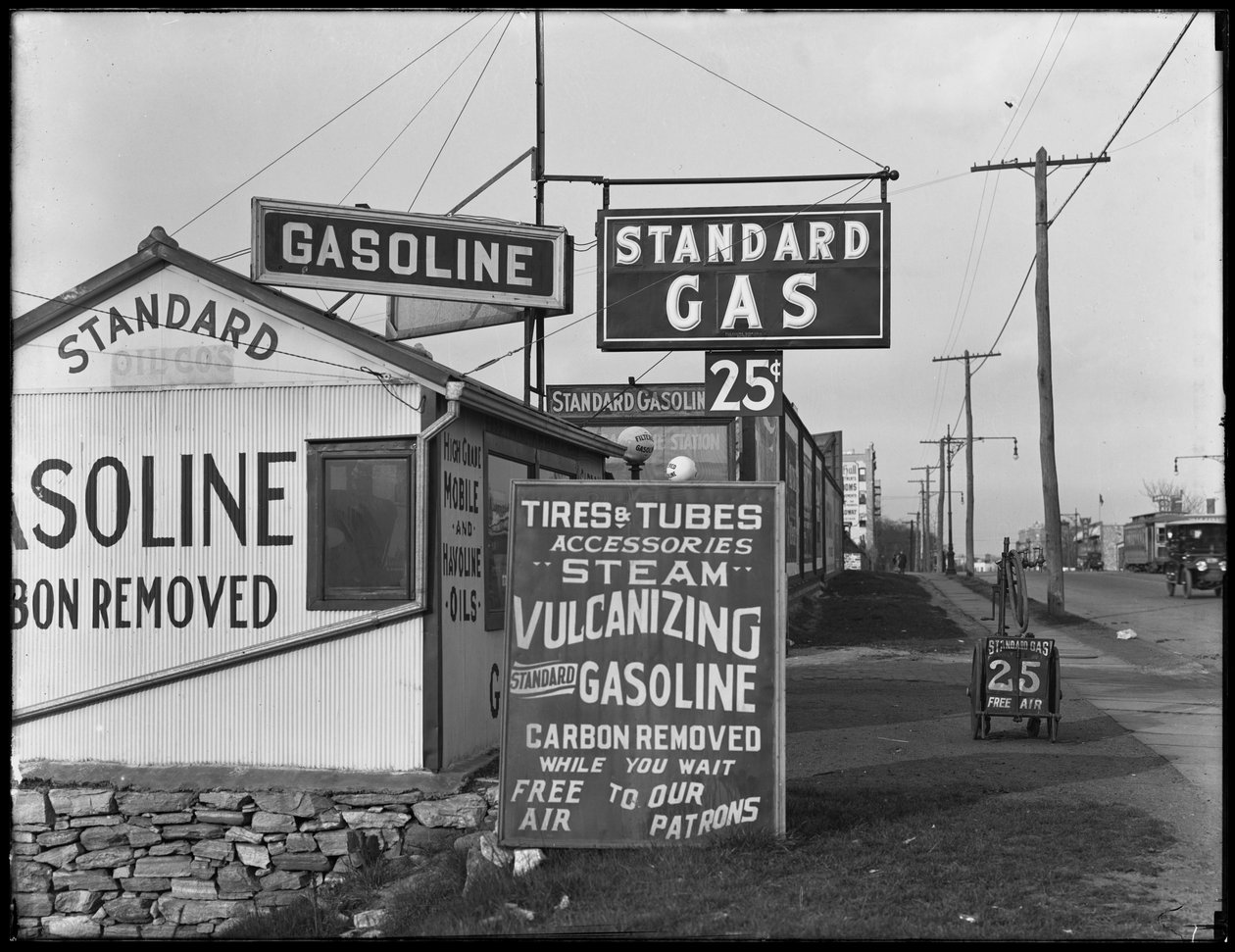 Posto de gasolina padrão, 4589 Broadway, New York City, 2 de maio de 1917 de William Davis Hassler