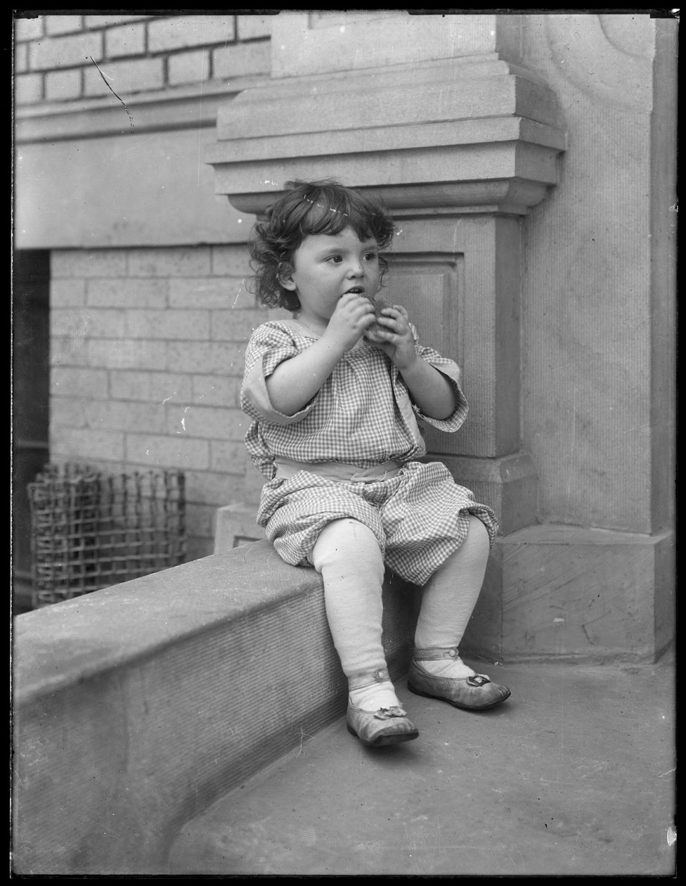 Toddler &39;Duffy&39;, na varanda da frente do prédio da Avenida Vermilyea, Nova York, c.1913 de William Davis Hassler
