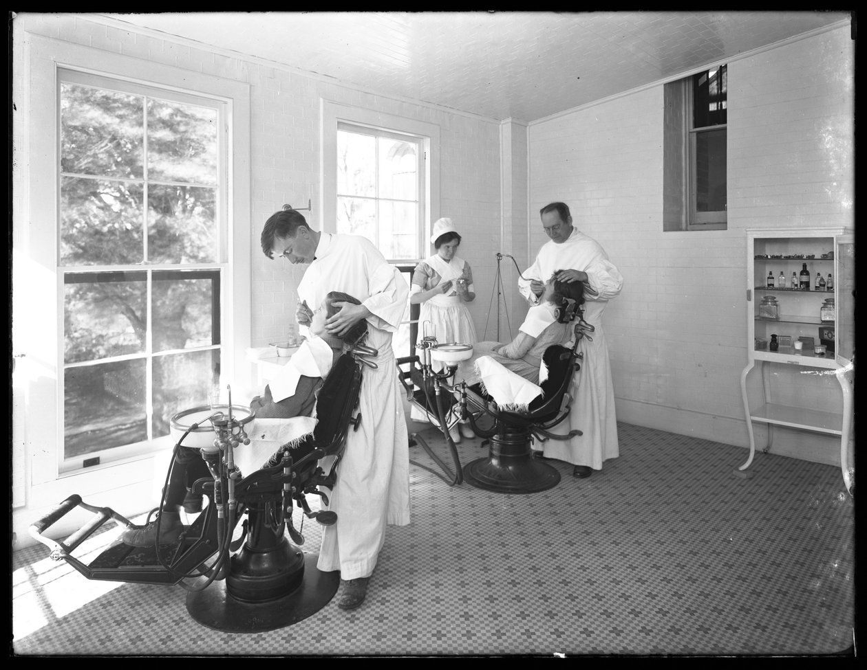 Dois pacientes sendo examinados, sala do dentista, Hospital Seton, Spuyten Duyvil, Bronx, 30 de outubro de 1914 de William Davis Hassler