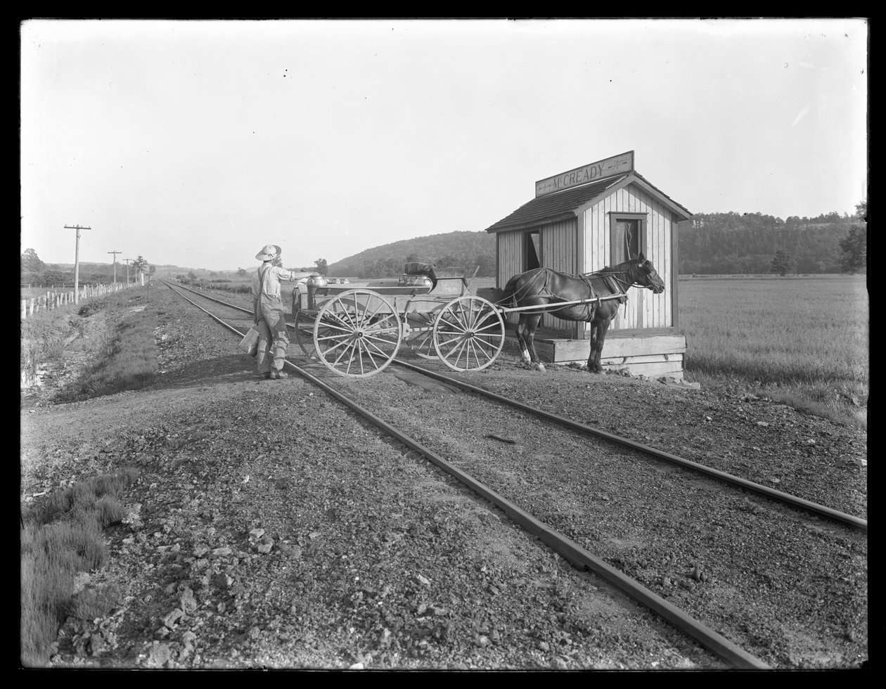 Homem não identificado, carregando, leite, ligado, para, horse-drawn, carreta, estacionado, sobre, trilhas ferrovia, exterior, a, McCready, fazenda, pensilvânia, c.1913 de William Davis Hassler