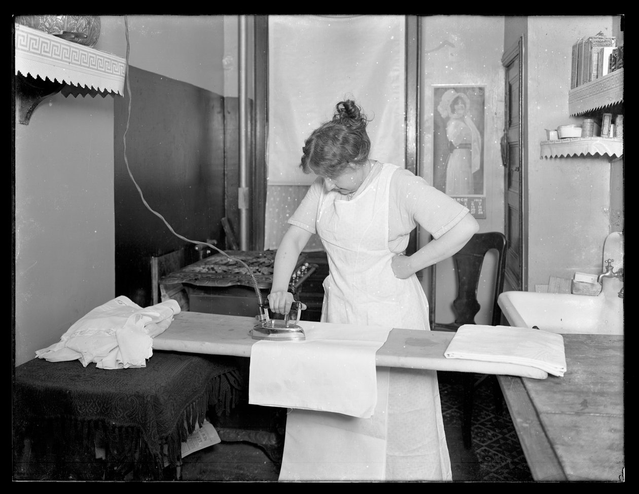 Mulher não identificada, demonstrando o uso de um ferro elétrico c.1913-14 de William Davis Hassler