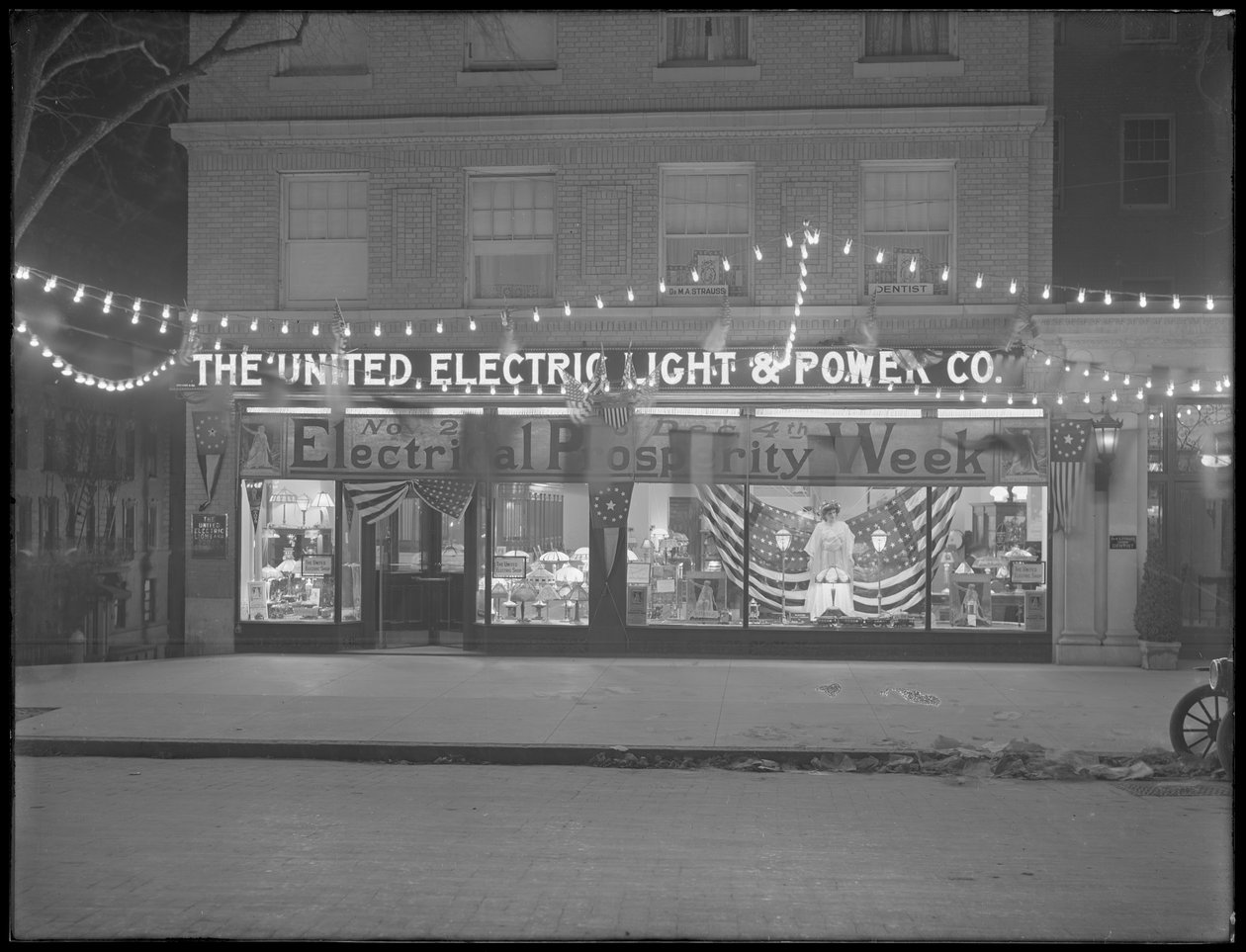 Loja da United Electric Light e Power Power decorada para a &39;Electrical Prosperity Week&39;, de 29 de novembro a 4 de dezembro de 1915, em Nova York de William Davis Hassler