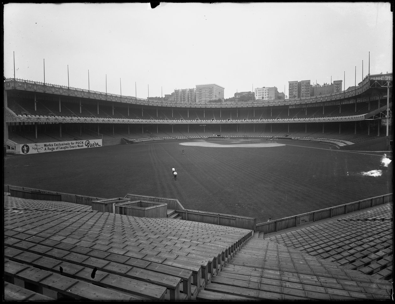 Vista do Polo Grounds das arquibancadas para o campo e arquibancada, Nova York, 3 de julho de 1914 de William Davis Hassler
