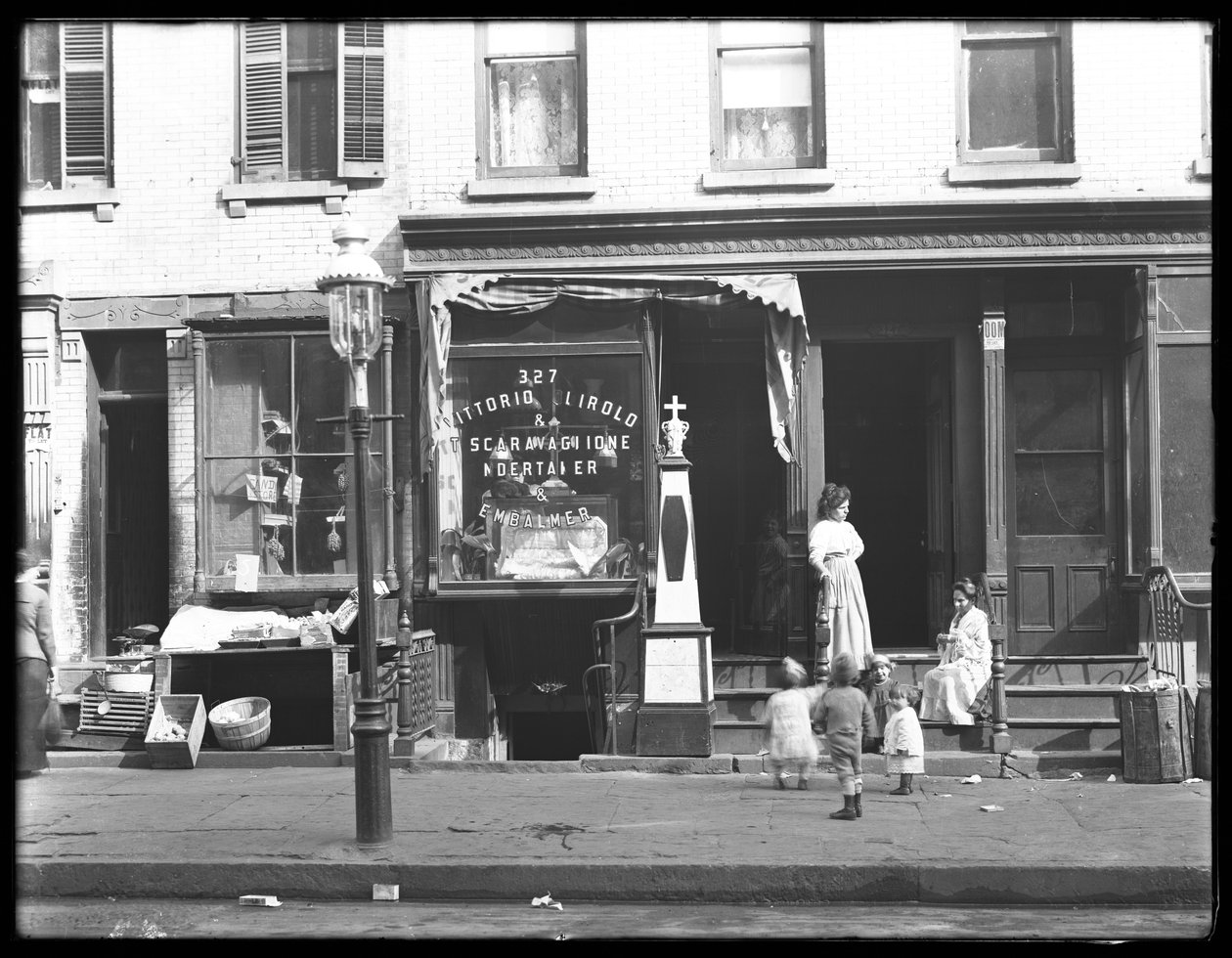 Vittorio Quirolo e T. Scaravaglione, agente funerário e embalsamador, 327 E. 111th Street (ou 109th Street), Nova York, 26 de outubro de 1914 de William Davis Hassler