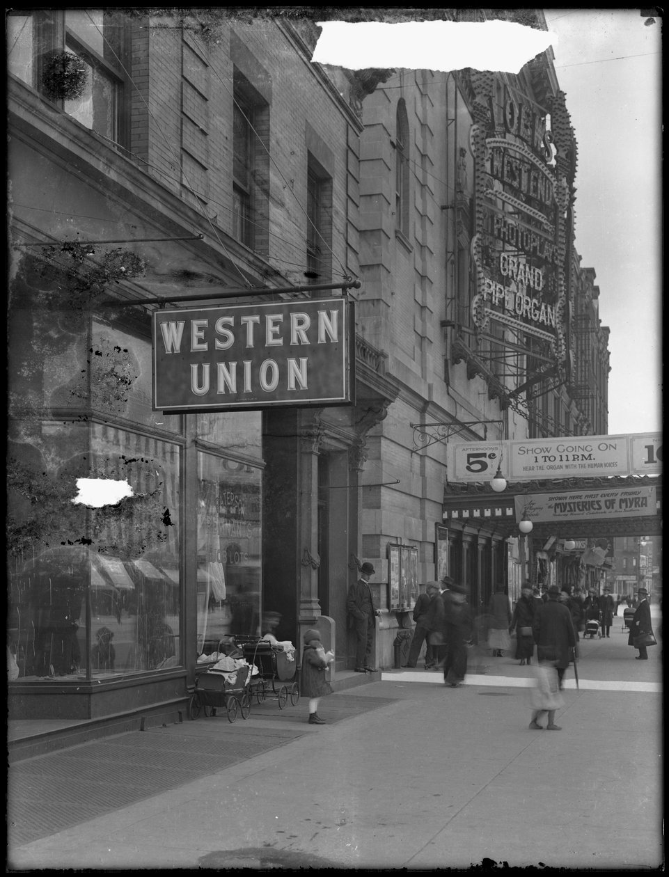 Sinal de escritório da Western Union na W. 125th Street e St. Nicholas Avenue, Nova York, 28 de abril de 1916 de William Davis Hassler