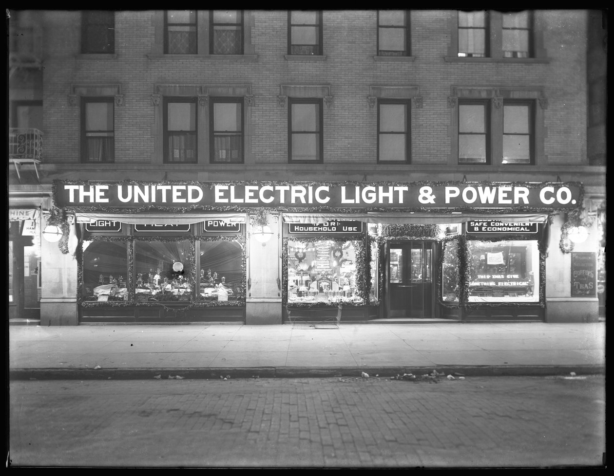 Visão ampla da vitrine da United Electric Light e Power Company na W. 138th Street e Hamilton Place, Nova York, 17 de dezembro de 1914 de William Davis Hassler