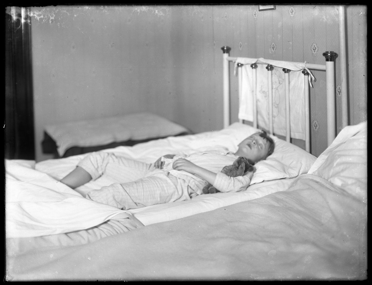 William Gray Hassler dormindo com seu ursinho de pelúcia, c.1913 de William Davis Hassler