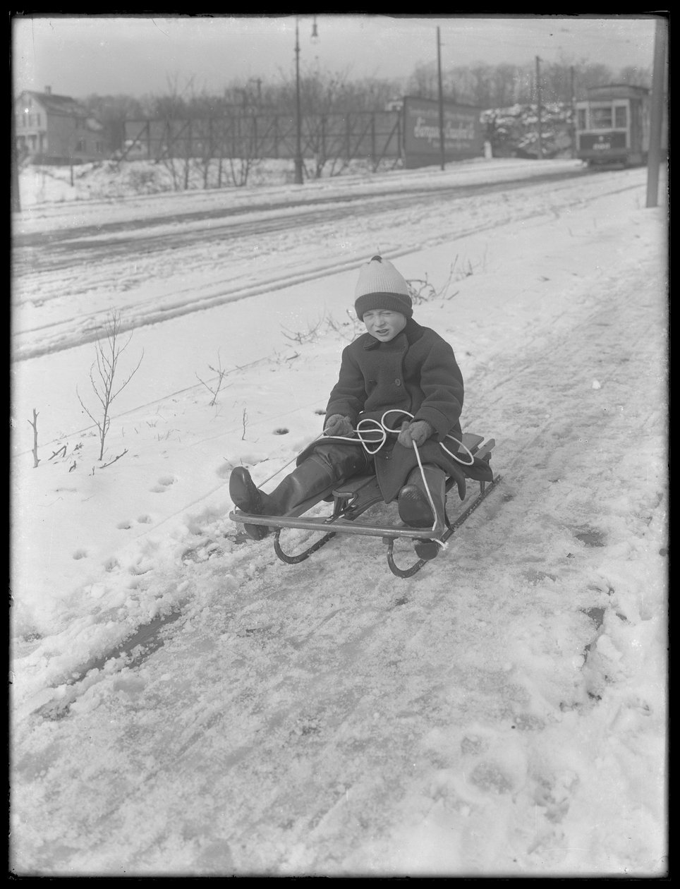 William Gray Hassler com seu novo trenó, c.1912 de William Davis Hassler