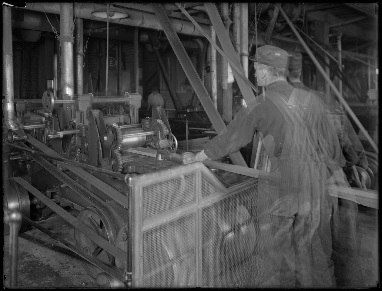 Trabalhador alimentando madeira em uma plaina, Oneida, Nova York, 3 de abril de 1916 de William Davis Hassler