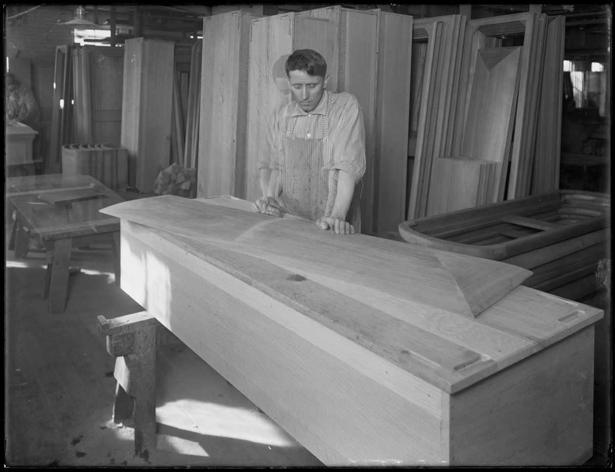Trabalhador, cabendo um pedaço de uma tampa de caixão, Oneida, Nova York, 3 de abril de 1916 de William Davis Hassler