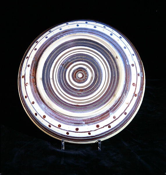 Carregador com círculos concêntricos de brilho branco, azul, roxo e dourado, pintado por Charles Passenger de William de Morgan