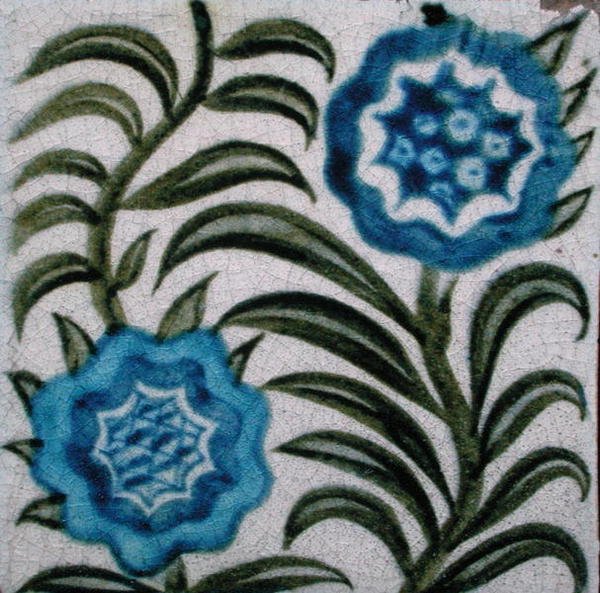 Telha com flores estilizadas (cerâmica) de William de Morgan