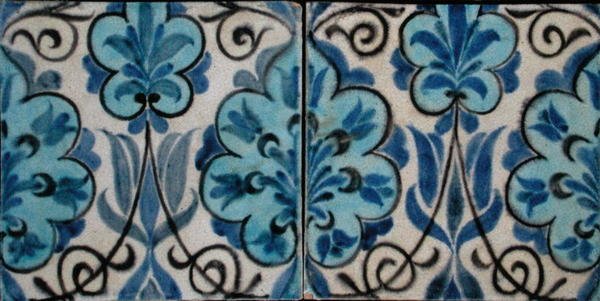 Dois azulejos com design em estilo persa (cerâmica) de William de Morgan