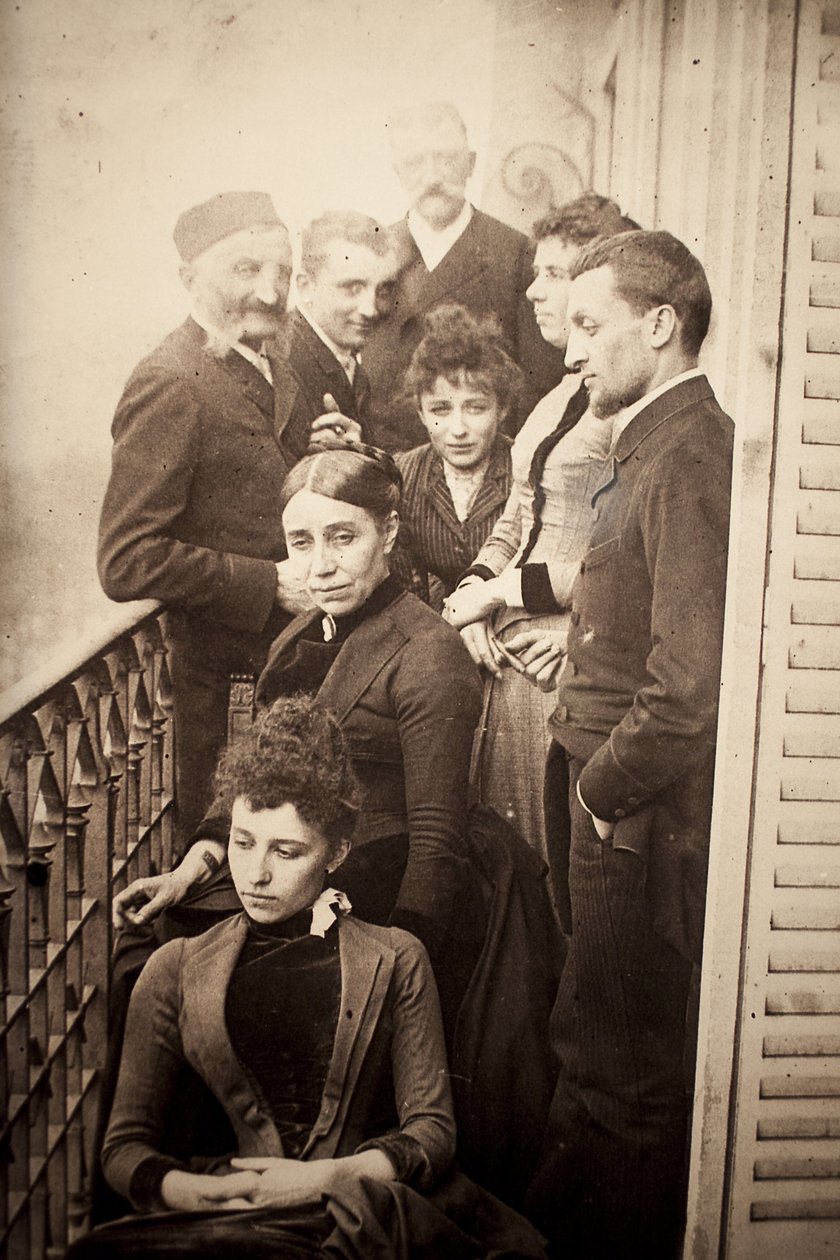 A família Claudel, Jessie Lipscomb, Ferdinand de Massary e o seu pai na varanda do apartamento do 31 boulevard de Port Royal. (Em primeiro plano: Louise (n. 1866), atrás dela, Madame Claudel (b. Louise Athanaise Brains em 1840) e Camille (1864- de William Elborne