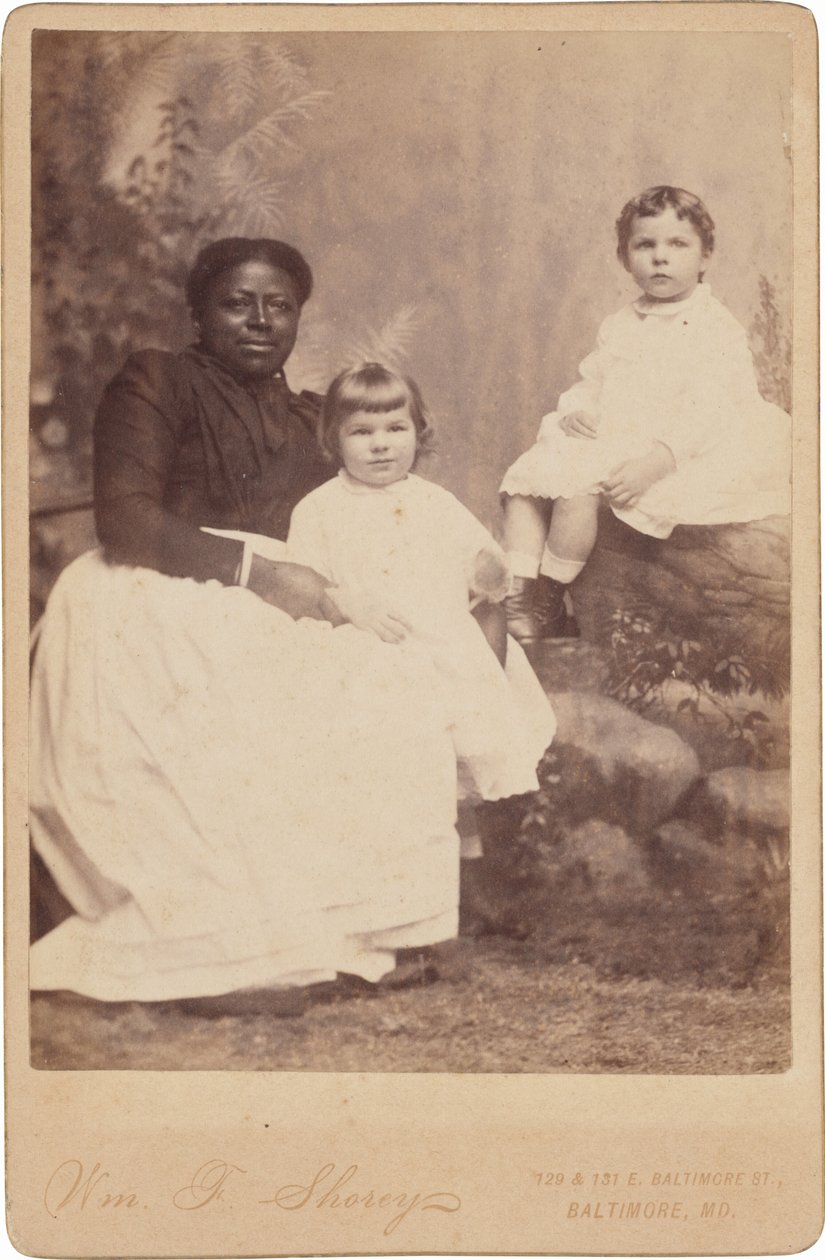 Retrato de uma mulher e crianças,c. 1890 (foto) de William F. Shorey