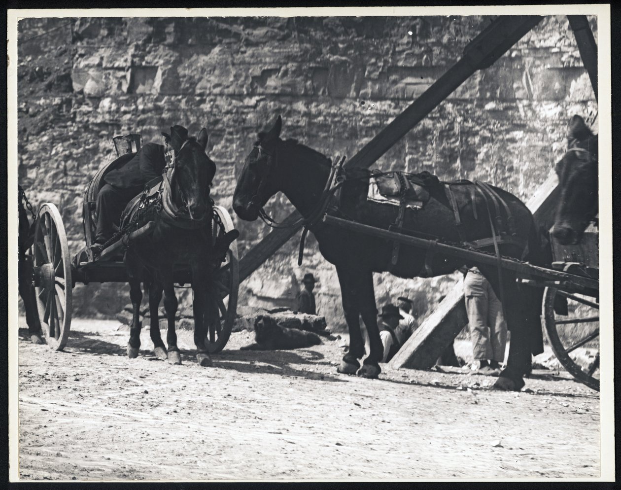 Fotografia horizontal em preto e branco de duas carroças puxadas por cavalos em uma pedreira de William G. Swekosky