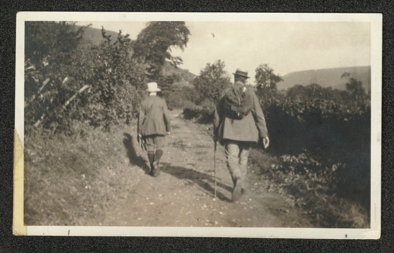 Ralph Vaughan Williams e Gustav Holst andando em Malvern Hills, setembro de 1921 (foto p/b) de William Gillies Whittaker