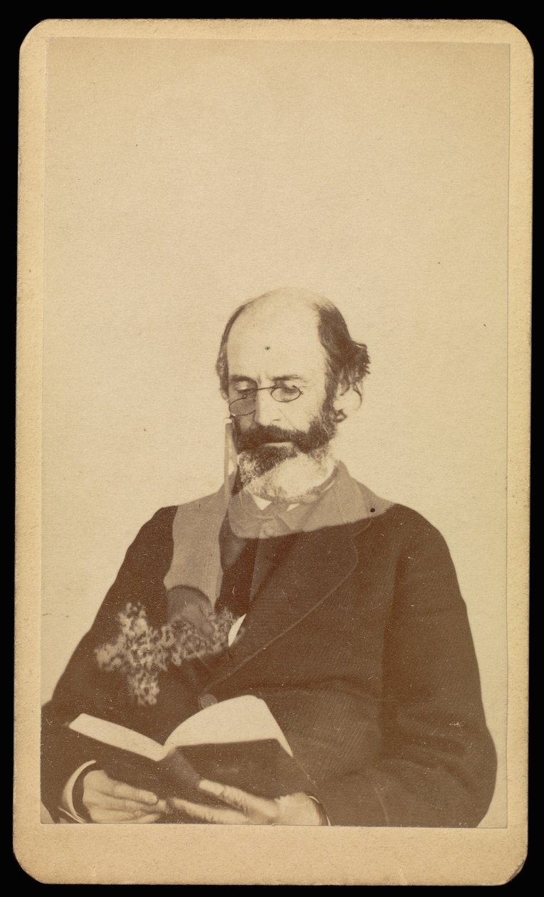 [Homem não identificado, careca e barbudo, a ler sentado]. de William H. Mumler
