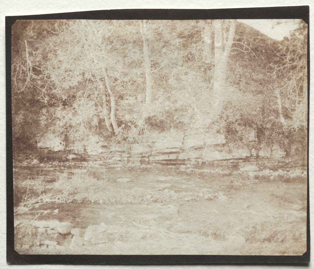 Um riacho de montanha que flui no sopé do Castelo de Doune de William Henry Fox Talbot