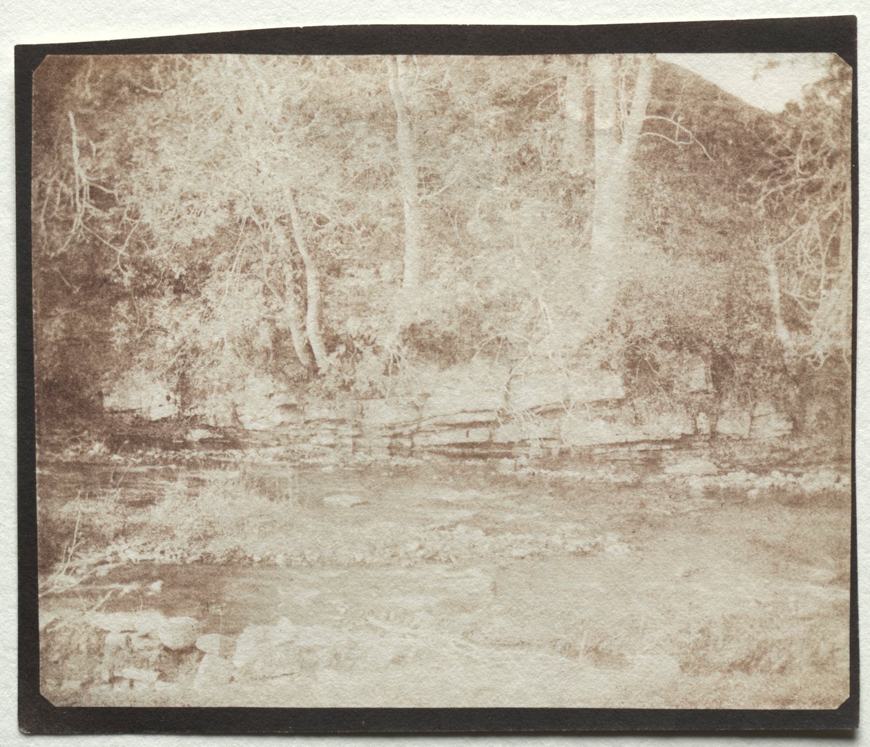 Um riacho de montanha que flui no pé do castelo de Doune, 1844. de William Henry Fox Talbot