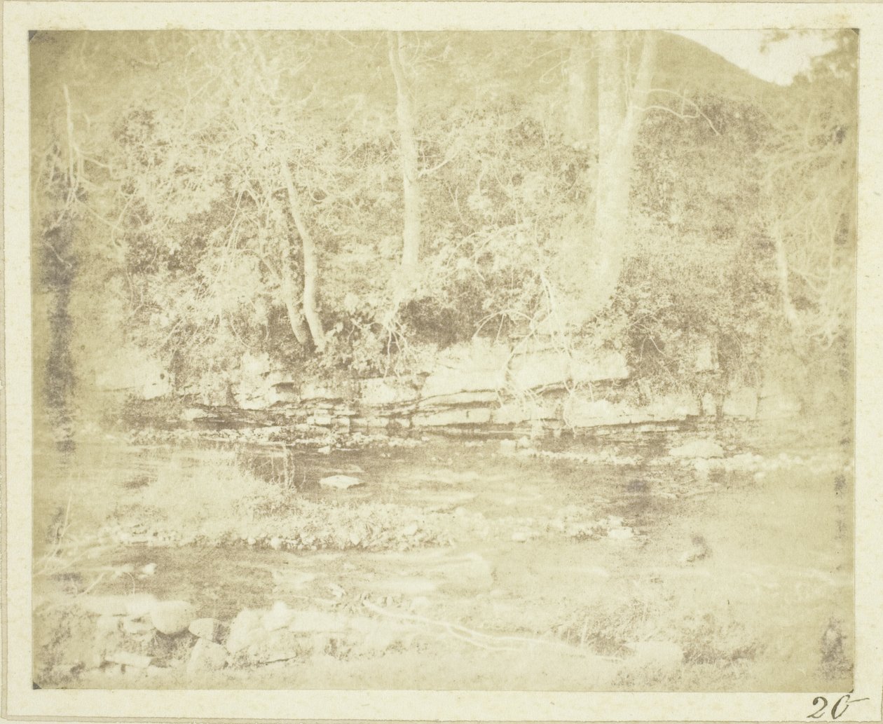 Um riacho de montanha que flui ao pé do Castelo de Doune de William Henry Fox Talbot