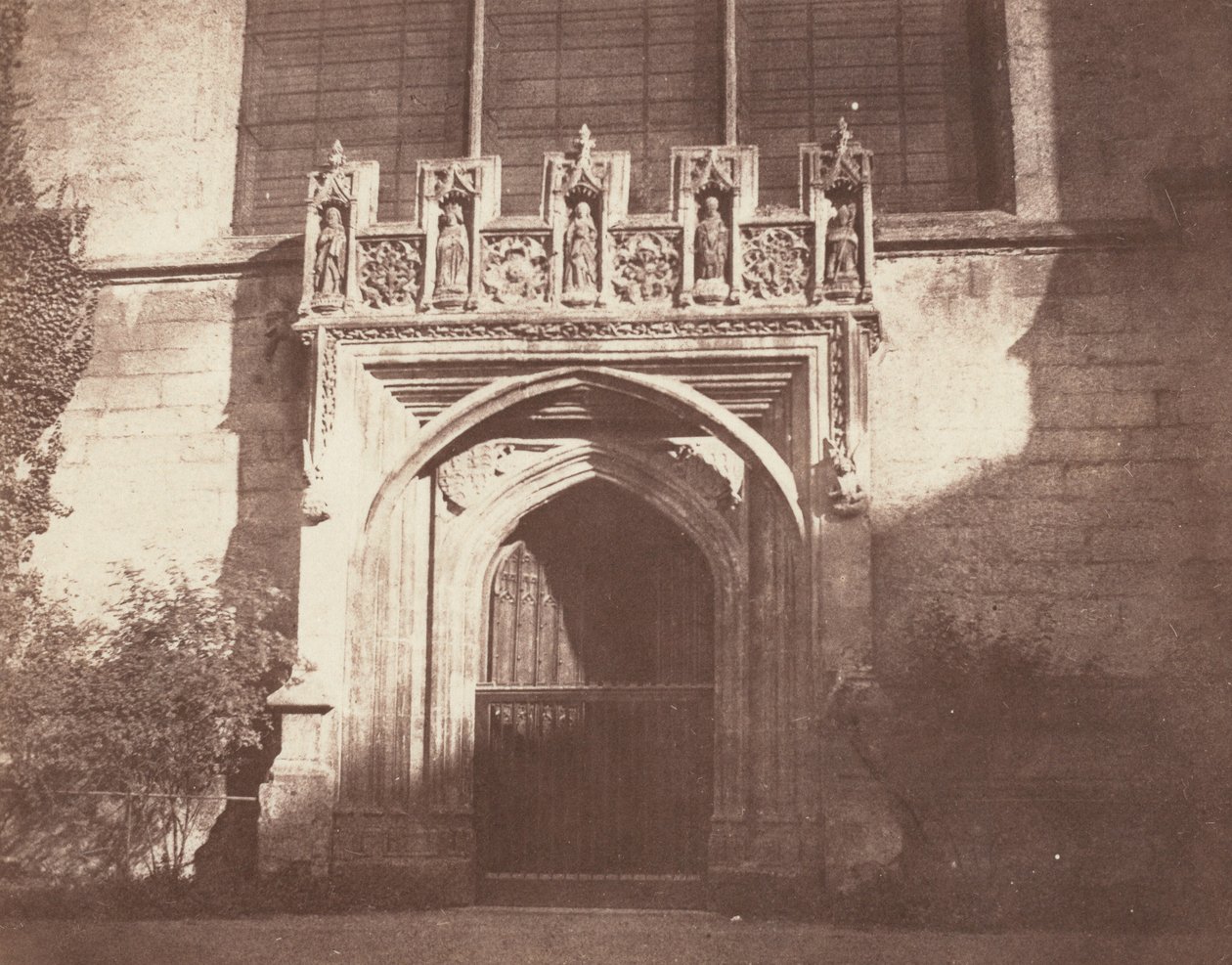 Uma porta antiga, Magdalen College, Oxford, 1843 (foto) de William Henry Fox Talbot